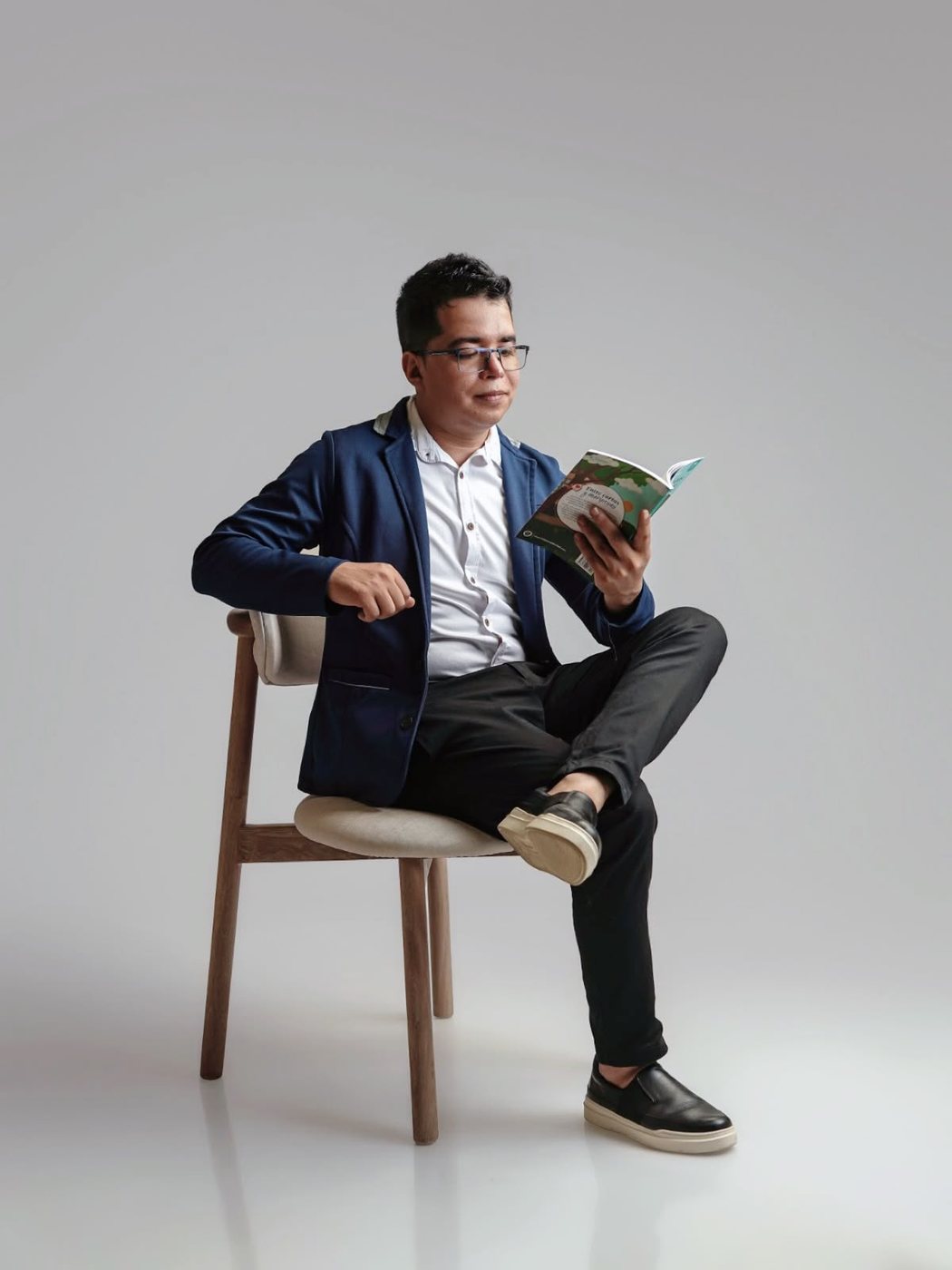 Riquelio Vargas Suárez leyendo Entre cartas y mariposas