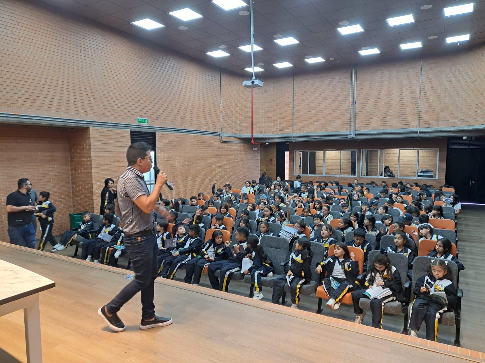 Charla con estudiantes en el auditorio