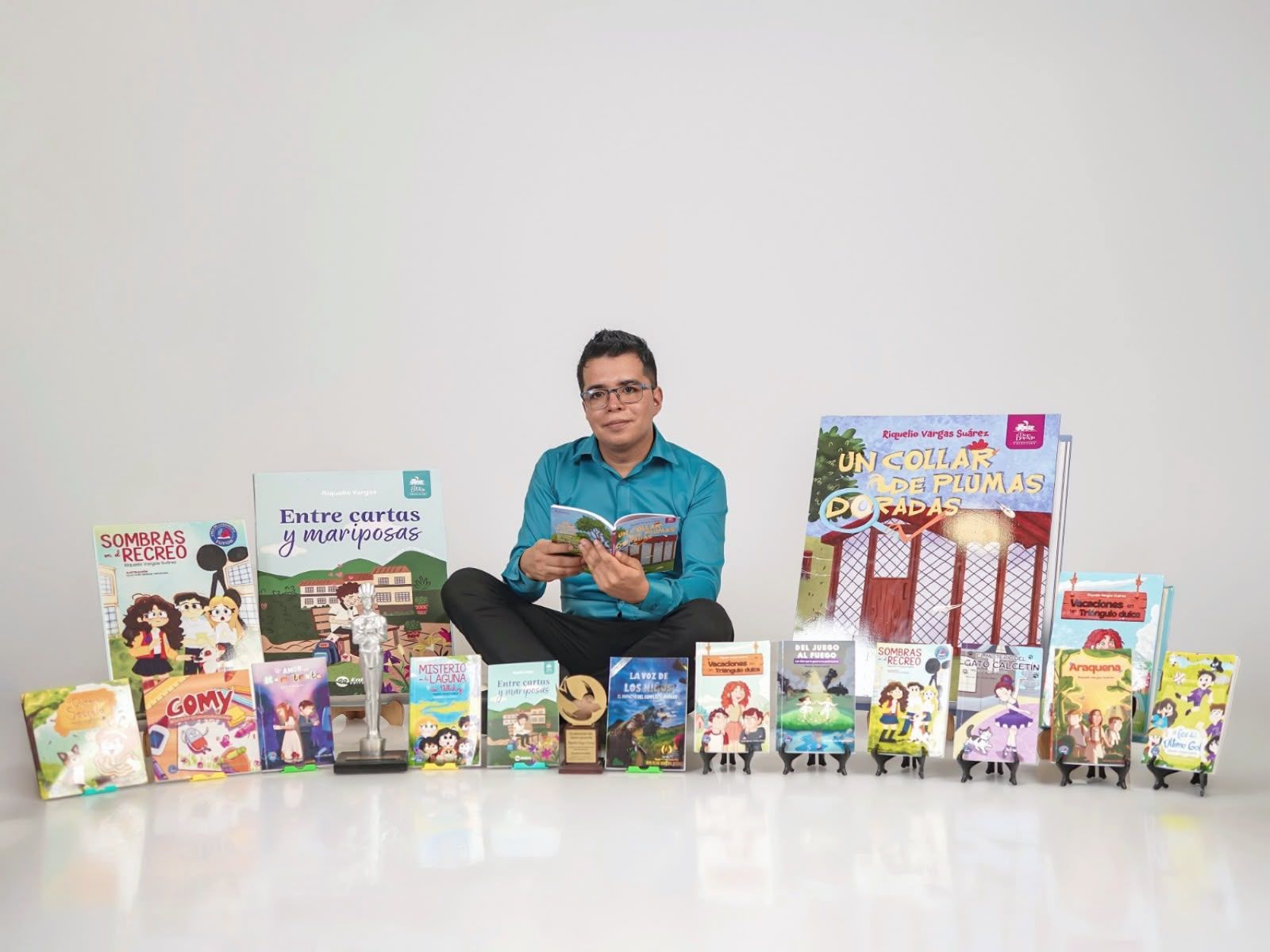 Riquelio Vargas Suárez con todas sus obras